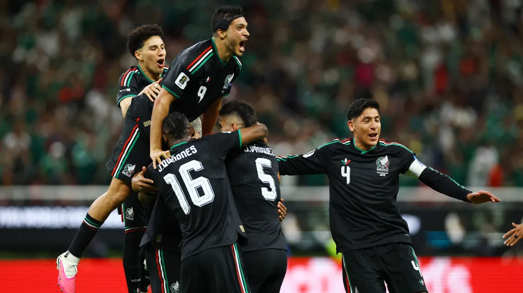 Luis Romo oslavuje se spoluhráči gól v utkání proti Koreji