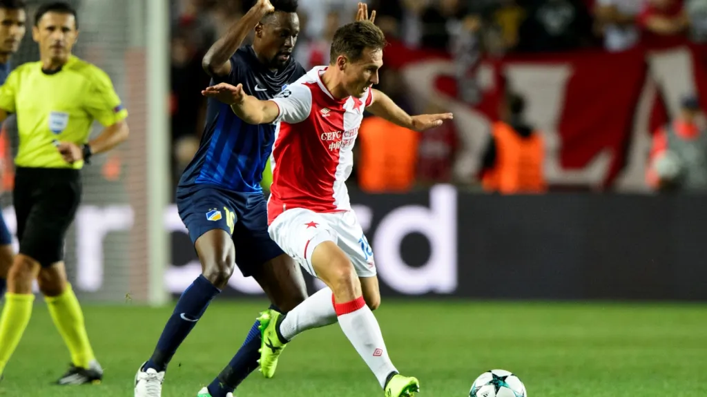 Slávista Jan Bořil v zápase proti APOELu