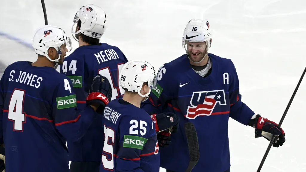 Radující se hokejisté USA v zápase s Lotyšskem