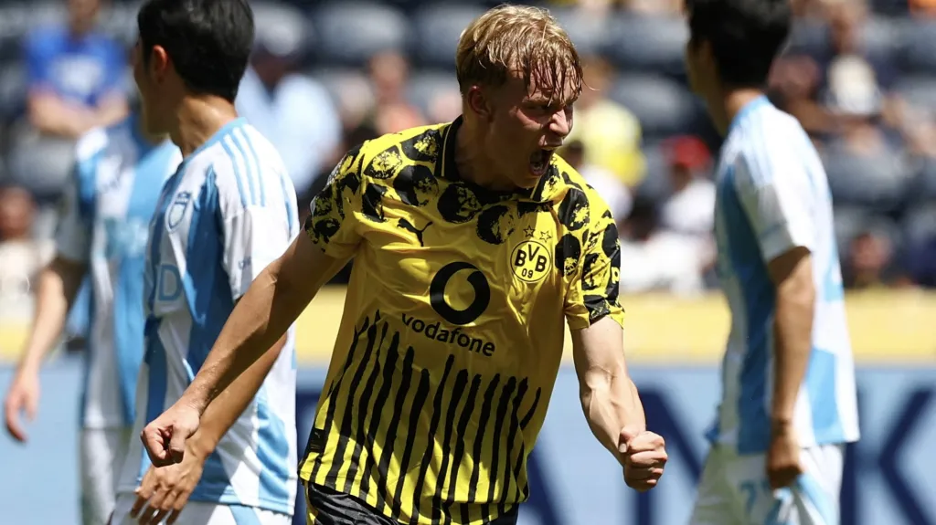 Daniel Svensson z Dortmundu slaví gól proti Ulsanu