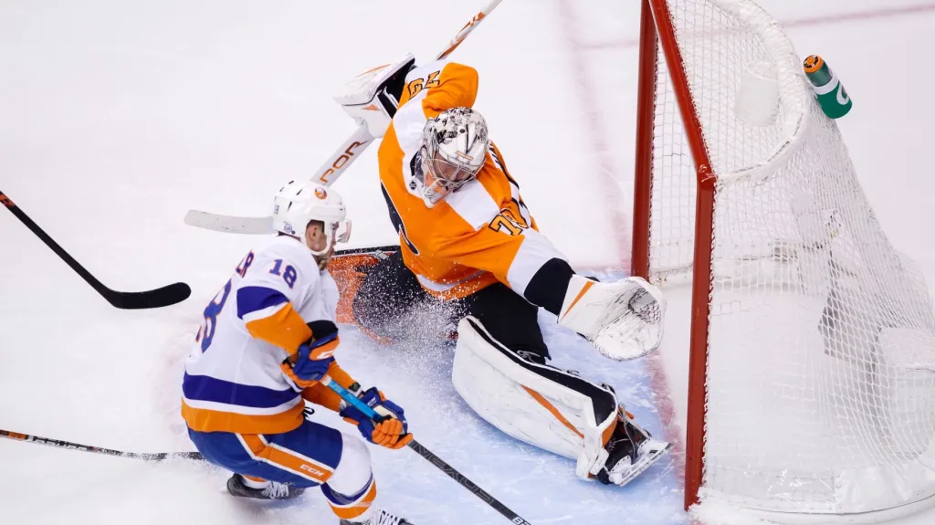 Brankář Philadelphie Carter Hart v akci v utkání proti New Yorku Islanders