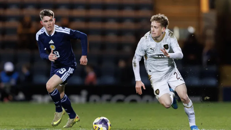 David Planka v utkání se Skotskem