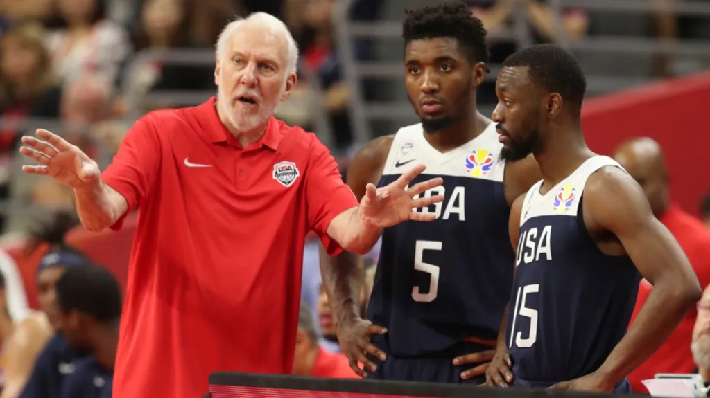 Trenér USA Greg Popovich se svými svěřenci Donovanem Mitchellem a Kembou Walkerem