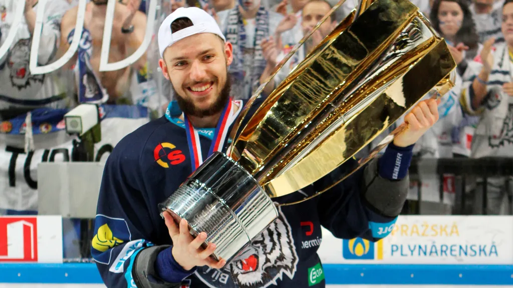 Martin Bakoš s pohárem pro mistry extraligy v roce 2016