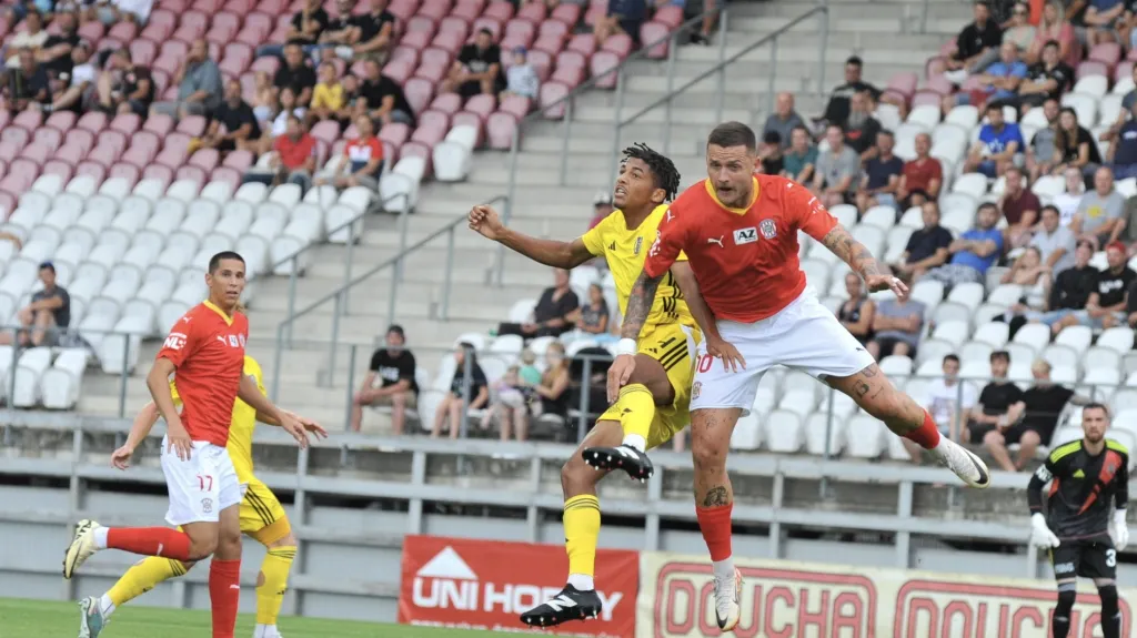 Jihlavský Maximilien Boussou v hlavičkovém souboji s Romanem Potočným