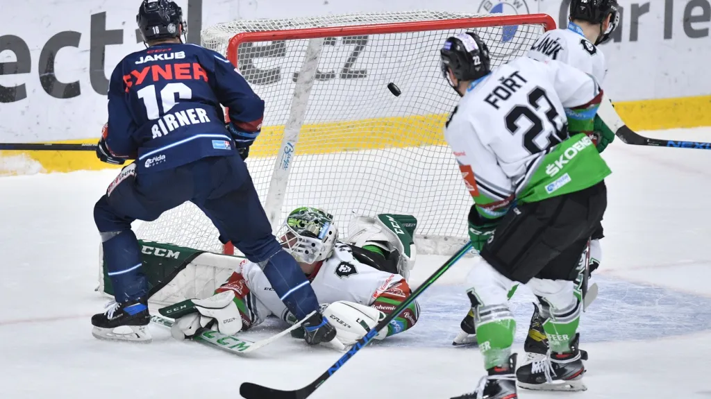 Michal Birner z Liberce střílí gól do sítě Mladé Boleslavi