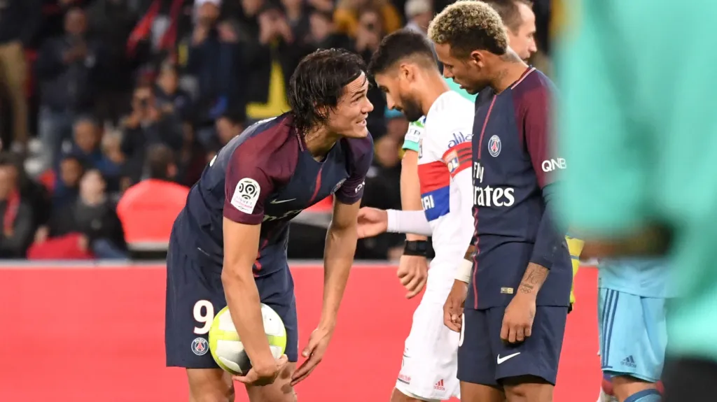 Édinson Cavani (vlevo) se hadá s Neymarem o to, kdo bude zahrávat standardku
