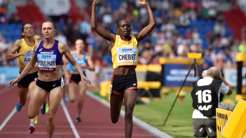 Winny Chebetová poráží Shelby Houlihanovou