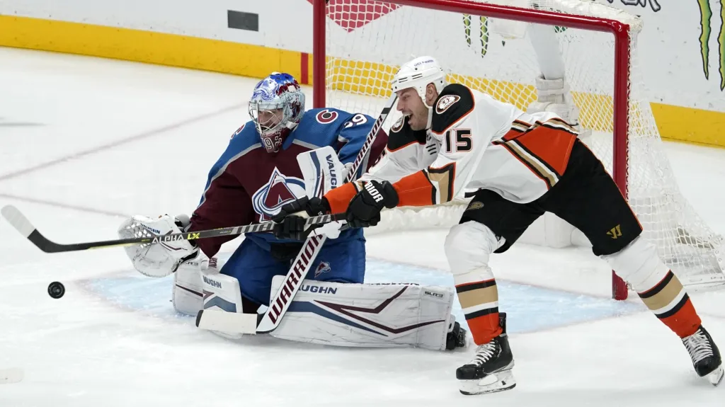 Brankář Pavel Francouz z Colorada v utkání v Anaheimu