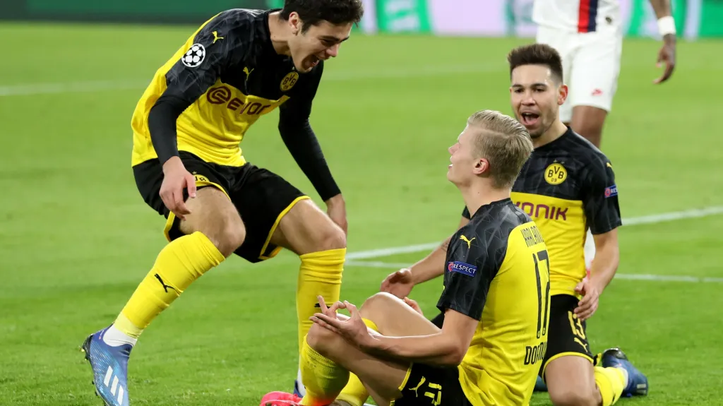 Sedící Erling Haaland slaví se spoluhráči z Dortmundu gól