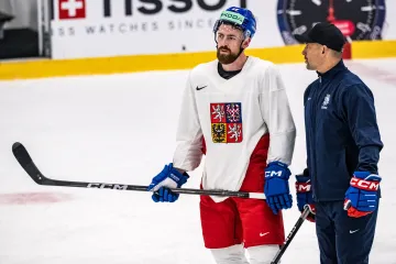 Obránce Filip Hronek a asistent trenéra Tomáš Plekanec