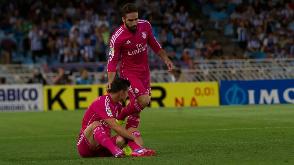 Dani Carvajal utěšuje Jamese Rodrígueze