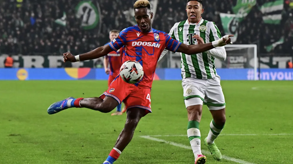 Plzeňský Sampson Dweh v utkání s Ferencvárosem