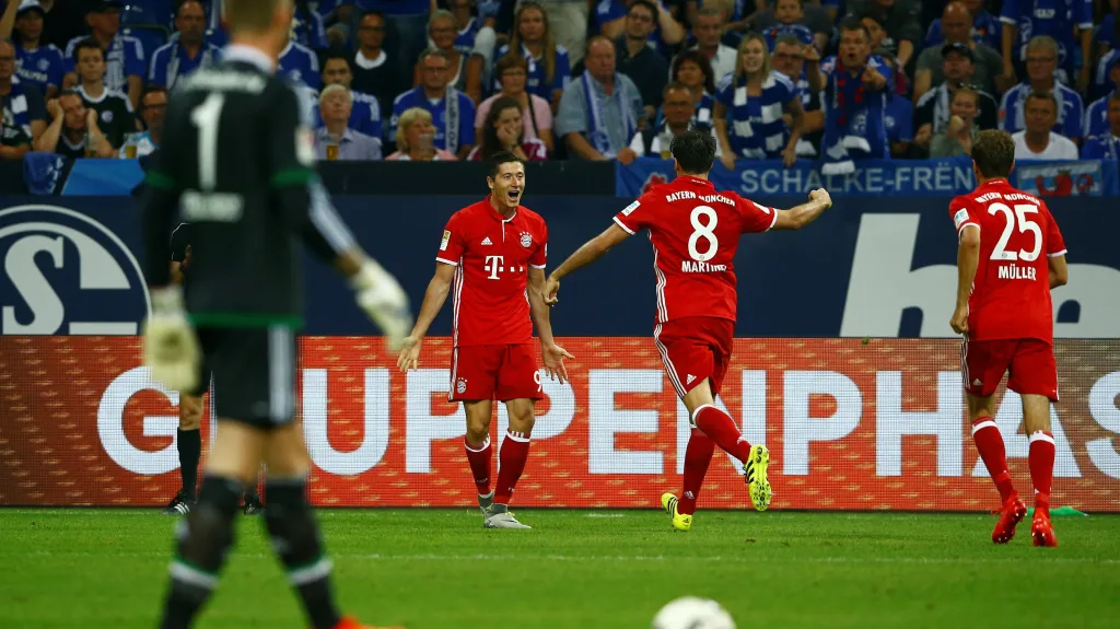 Lewandowski slaví se spoluhráči úvodní trefu do sítě Schalke