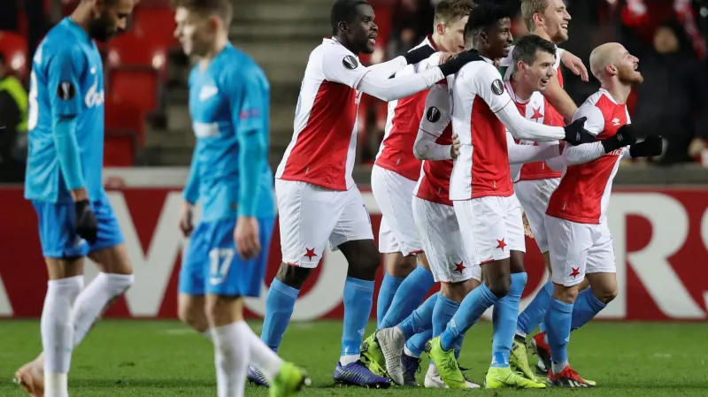 Miroslav Stoch (vpravo) se spoluhráči ze Slavie slaví gól v síti Zenitu Petrohrad