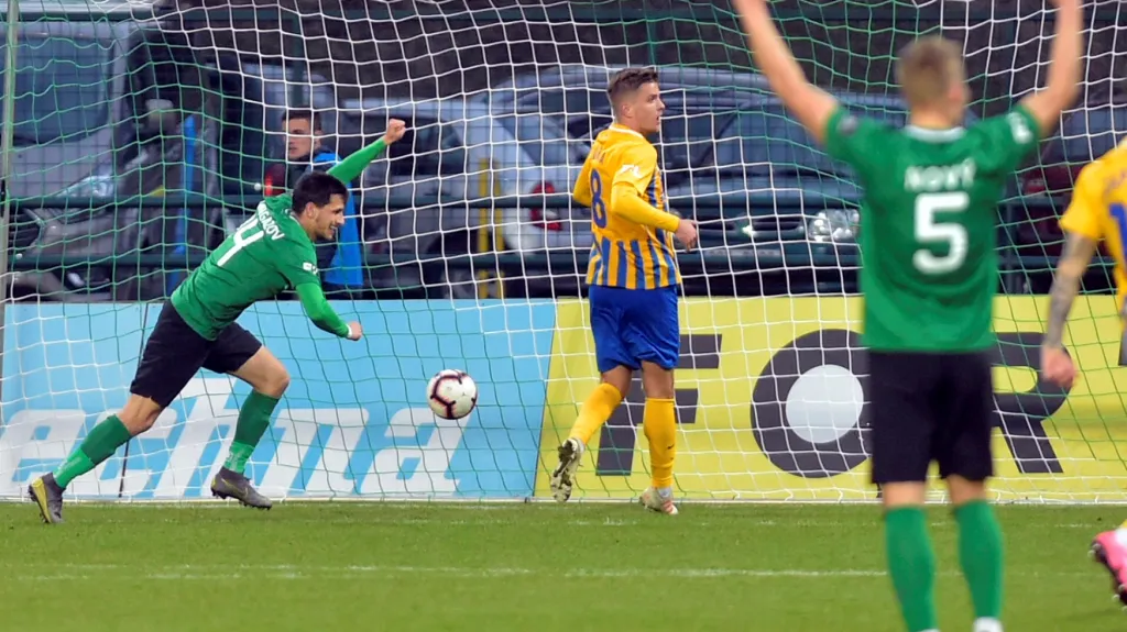 Ruslan Mingazov z Příbrami (vlevo) se raduje z gólu v utkání proti Opavě