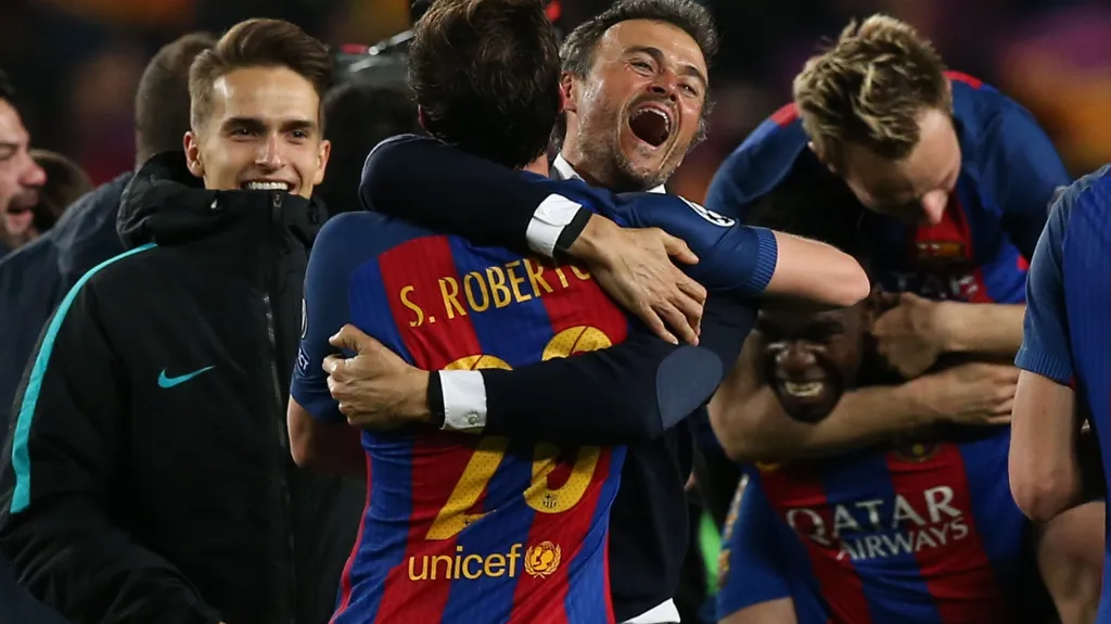 Trenér Barcelony Luis Enrique se raduje se Sergi Robertem