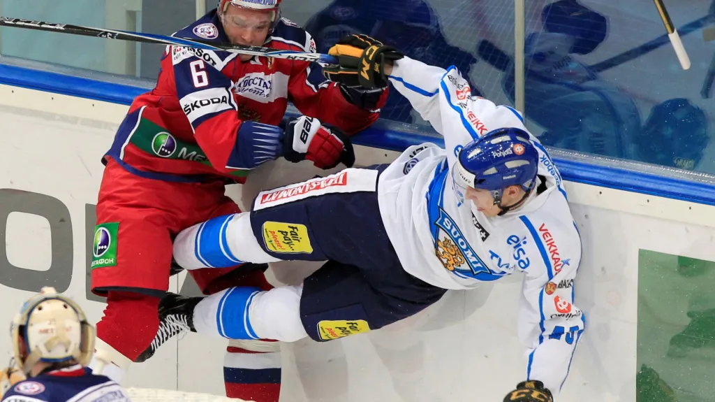 Masi Marjamäki ve finské reprezentaci v souboji s Denisovem