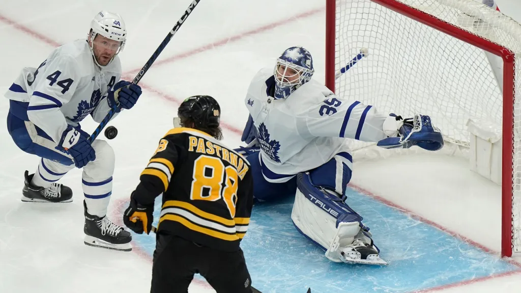 David Pastrňák v utkání s Torontem