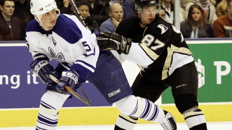 Tomáš Kaberle v souboji se Sidney Crosbym