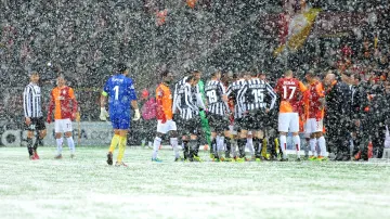 Vánice během utkání Galatasaray - Juventus