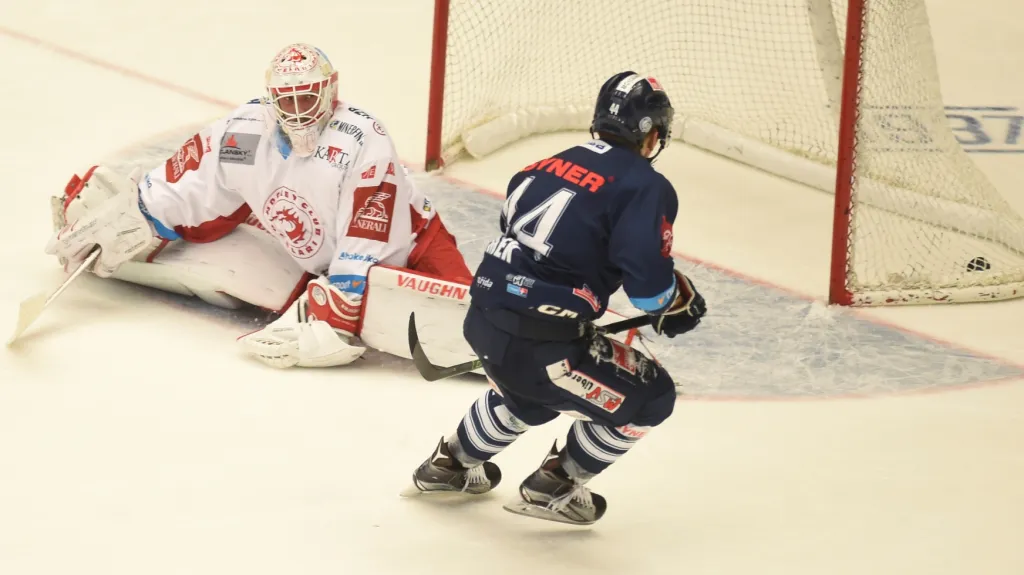 Liberecký Radim Šimek překonává Šimona Hrubce z Třince