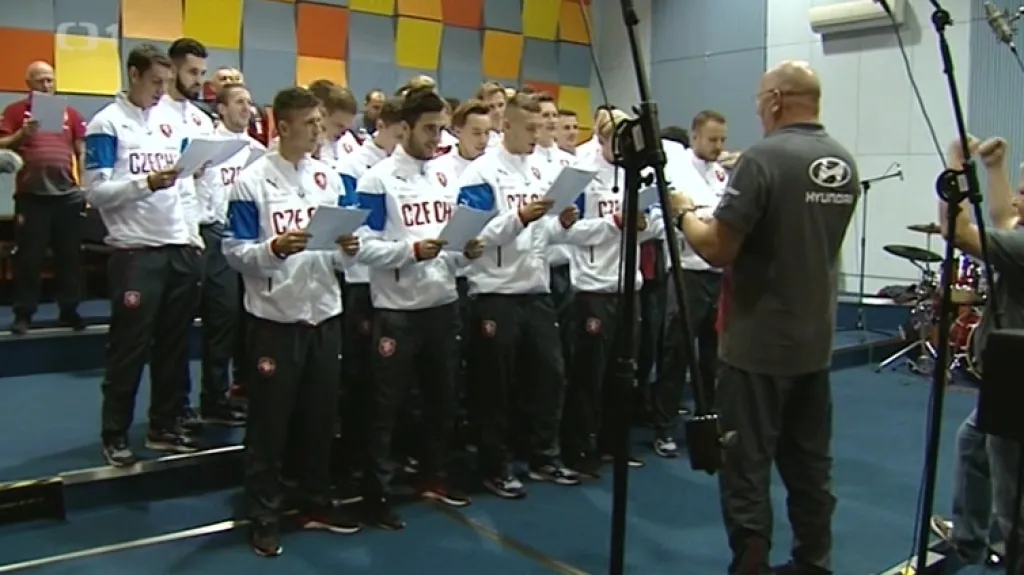 Fotbalisté oslavili postup na Euro písní