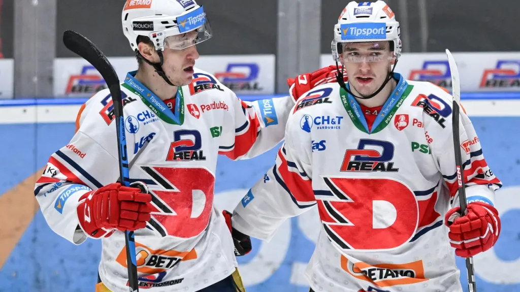 Libor Hájek (vpravo) slaví gól s pardubickým spoluhráčem Lukášem Radilem