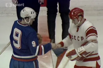 Kapitán Československa Jozef Golonka s č. 9 před utkáním se Sovětským svazem na MS 1969