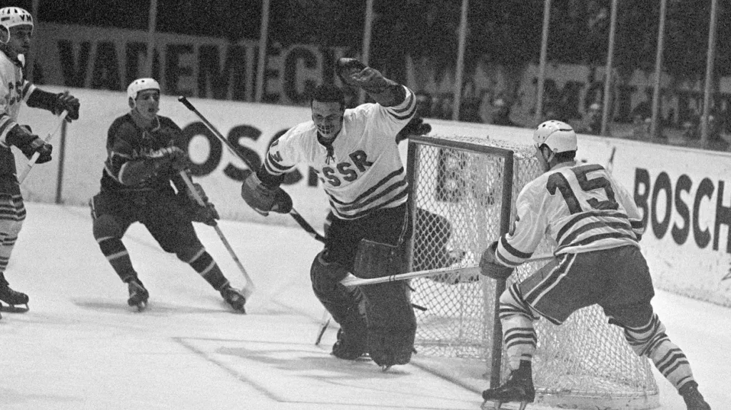Brankář Vladimír Dzurilla v utkání proti Kanadě na MS 1965