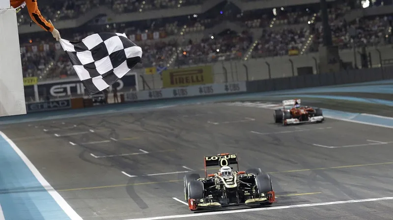 Vítězný Kimi Räikkönen v cíli Velké ceny Abú Zabí