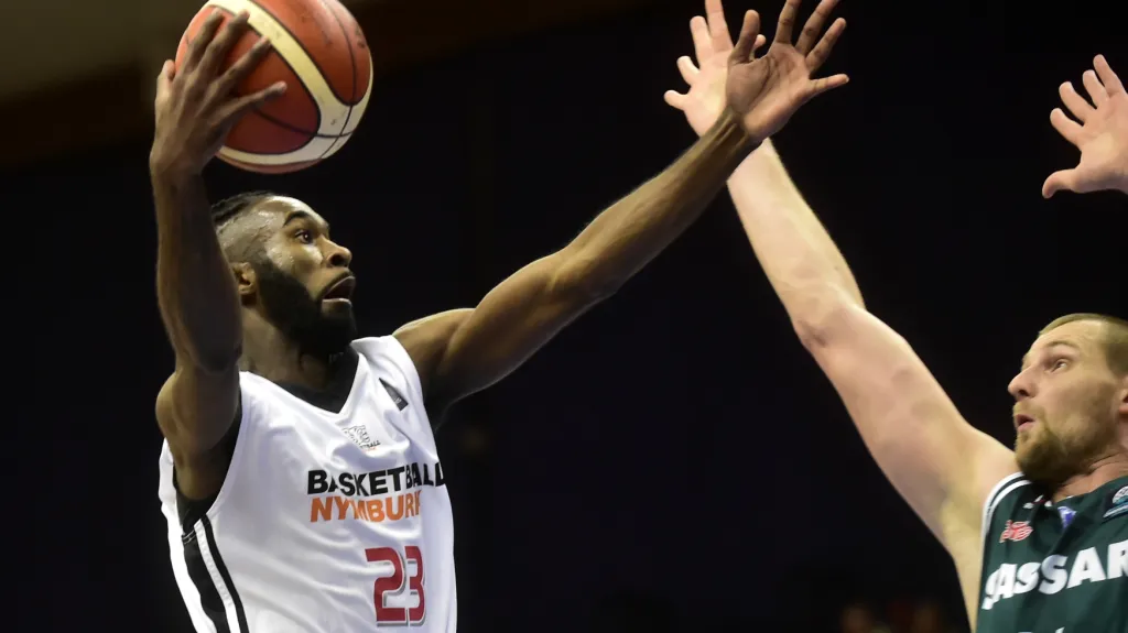 Howard Sant-Roos z Nymburka (vlevo) v utkání proti Sassari