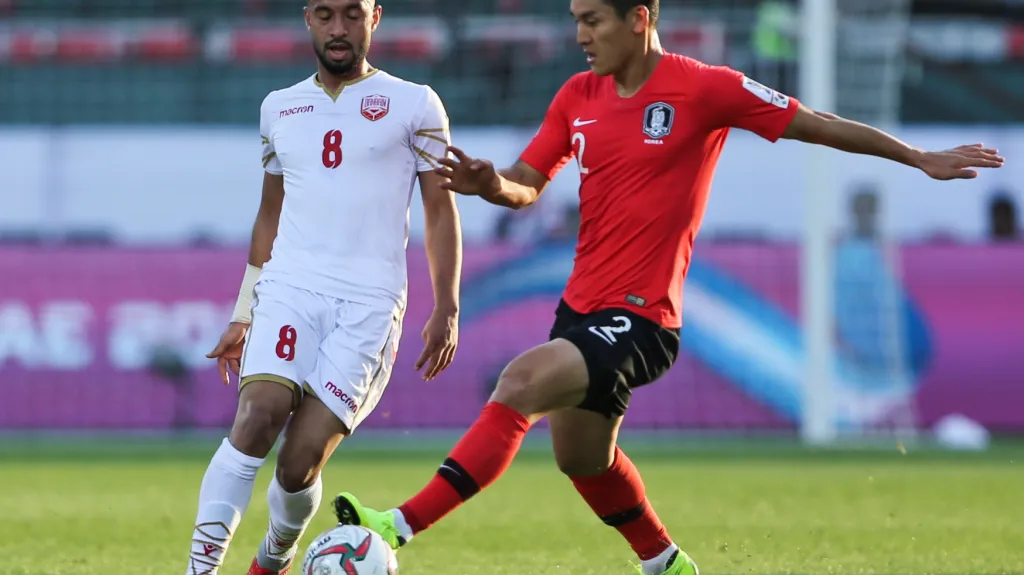 Muhammad Marhún v dresu Bahrajnu (vlevo)