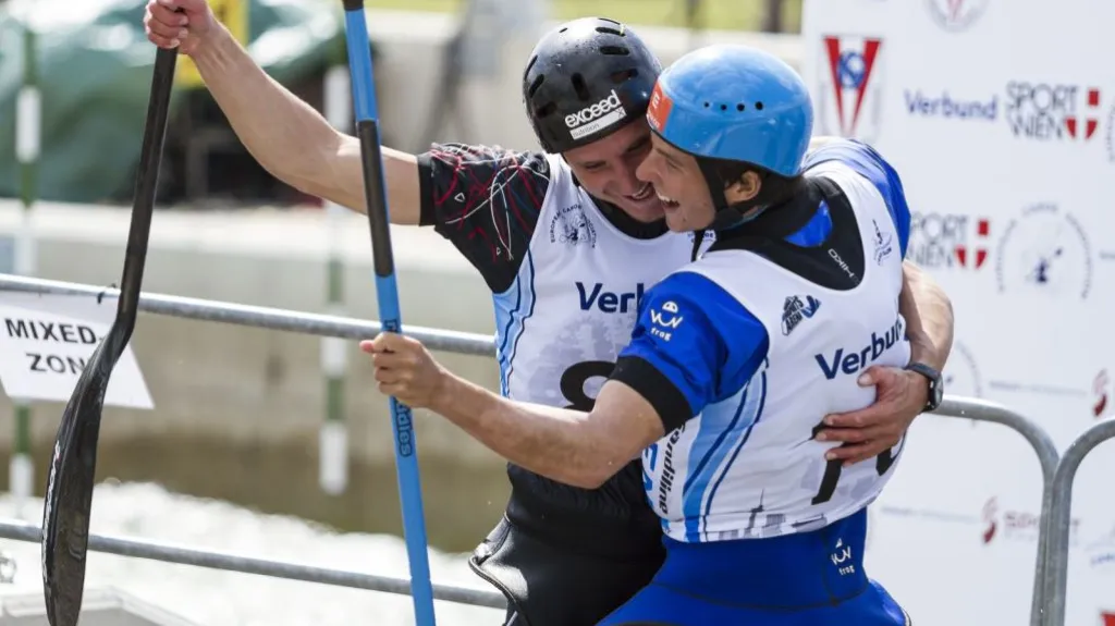 Jiří Prskavec slaví s Vítem Přindišem