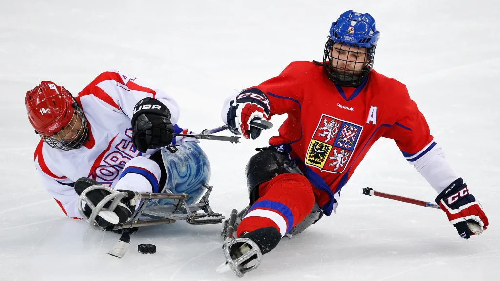 Český sledge hokejista Pavel Kubeš v zápase s Jižní Koreou