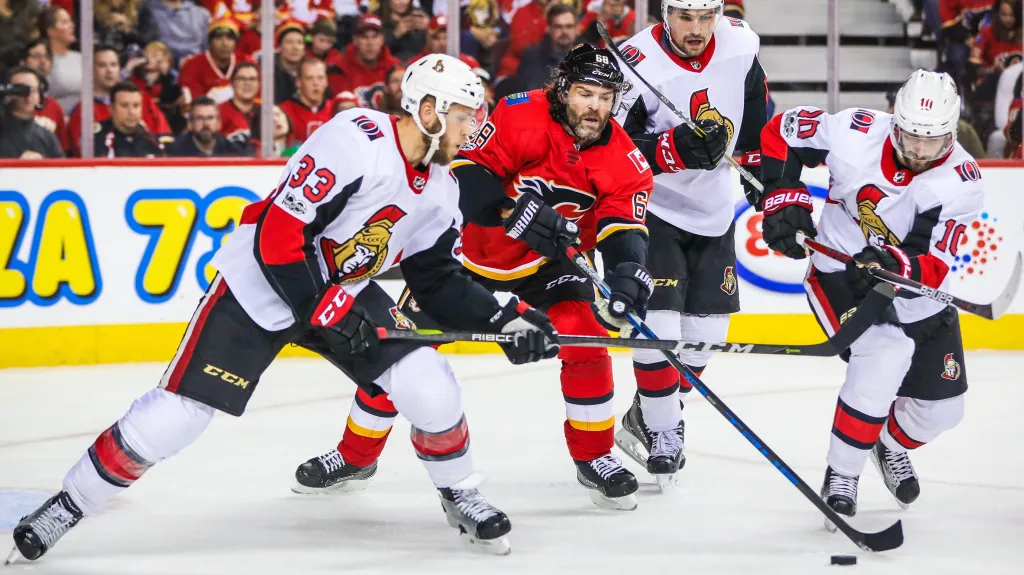 Jaromír Jágr (uprostřed) v utkání proti Ottawě