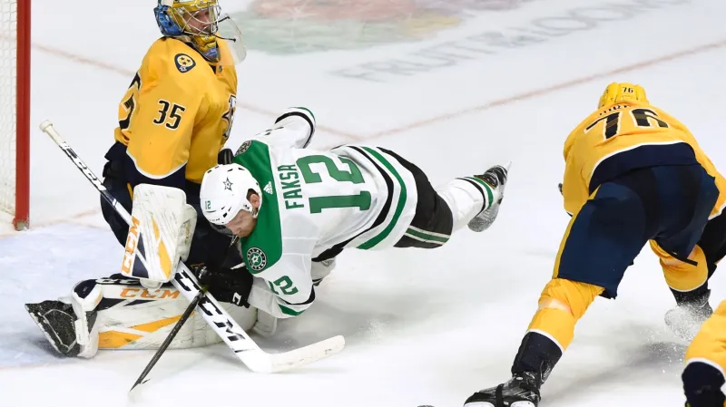 Radek Faksa z Dallasu před brankářem Pekkou Rinnem z Nashvillu