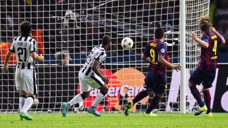 Suárez střílí druhý gól Barcelony