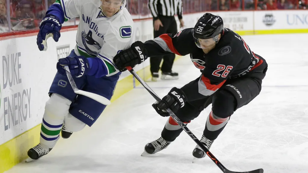 Radim Vrbata (vlevo) v dresu Vancouveru