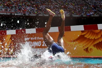 Steeplařka Rolanda Bellová z Panamy padá do vodního příkopu