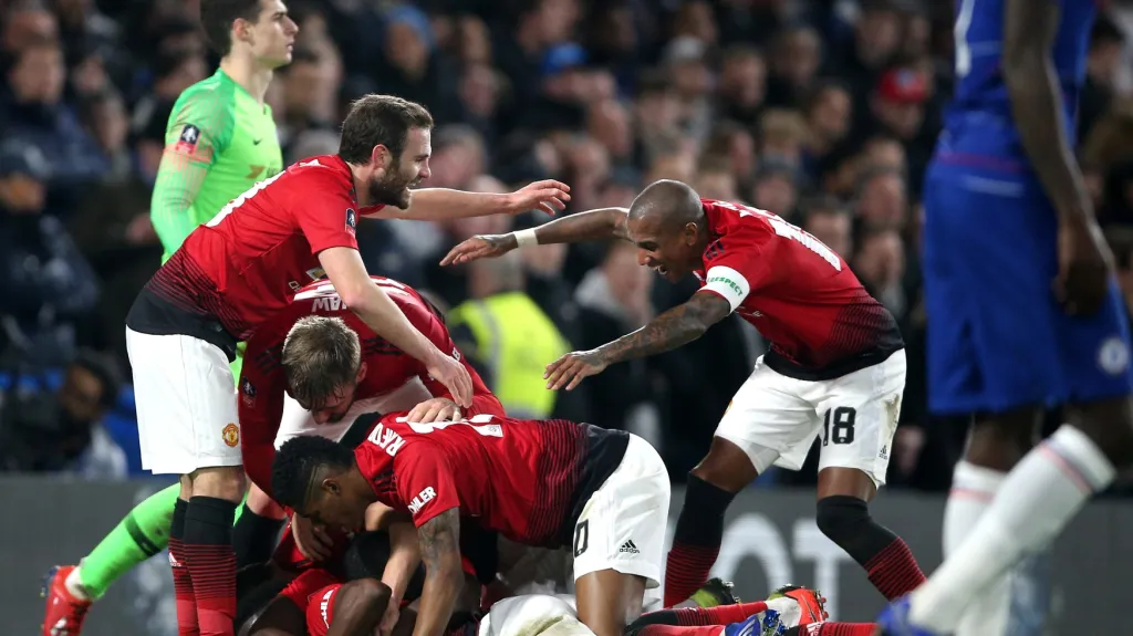 Fotbalisté Manchesteru United se radují z trefy na Stamford Bridge