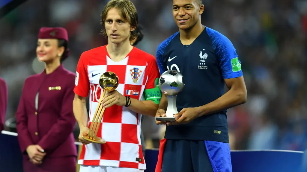 Nejlepší hráč MS Chorvat Luka Modrič (vlevo) a nejlepší mladý hráč MS Kylian Mbappé