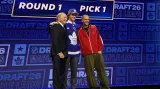 Jednička draftu NHL Gavin McKenna v dresu Toronta pózuje fotografům s komisionářem NHL Garym Bettmanem a zpěvákem Justinem Bieberem