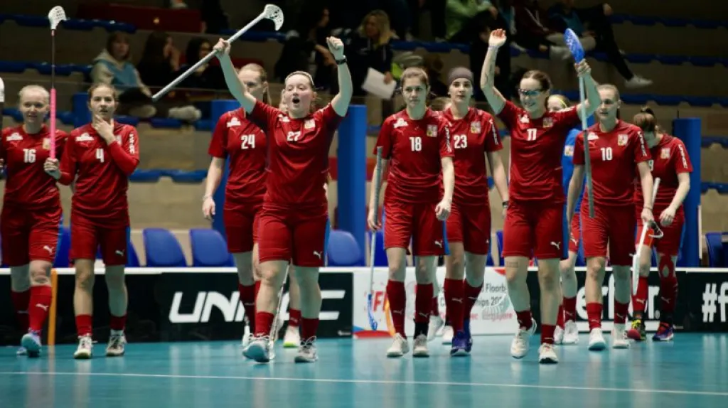 České florbalistky oslavující výhru