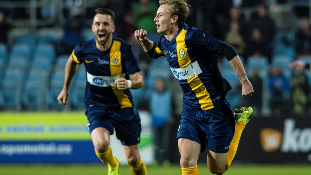 Fotbalisté SFC Opava se radují z gólu