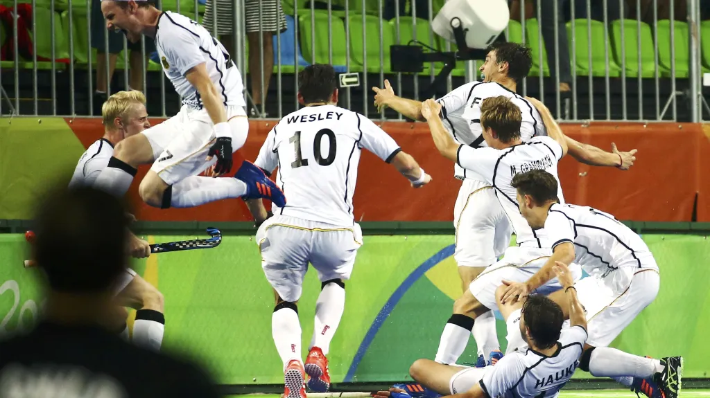 Neurvalá radost hokejistů Německa po vítězném třetím gólu