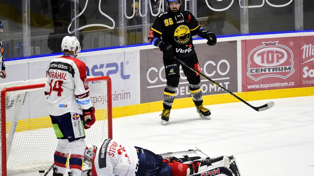Richard Jarůšek se raduje z branky v síti Pardubic