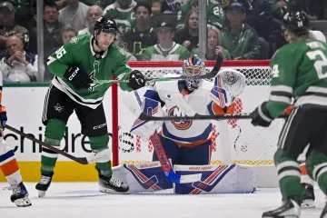 Brankář NY Islanders David Rittich čelí šanci Dallasu