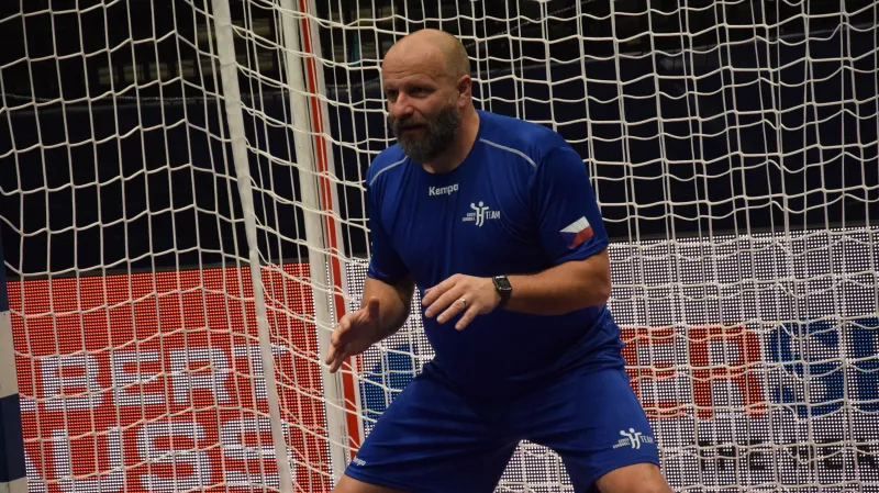Trenér brankářů Miloš Slabý si na tréninku ještě čas od času zachytá