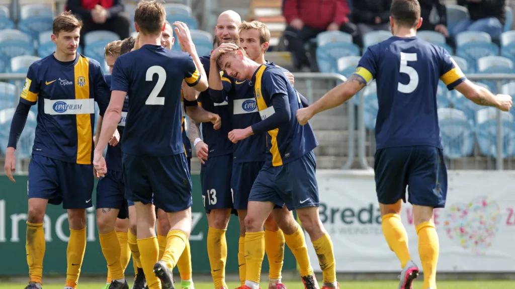 Fotbalisté SFC Opava se radují z gólu